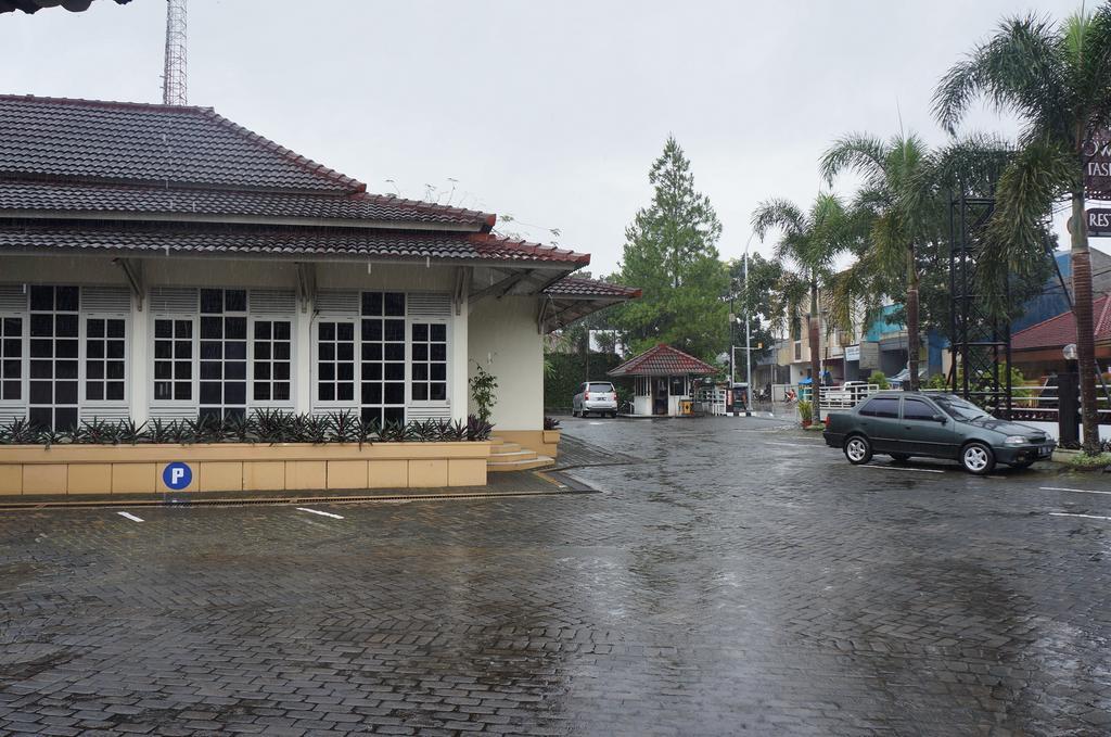 Urbanview Hotel Crown Tasikmalaya By Reddoorz Экстерьер фото