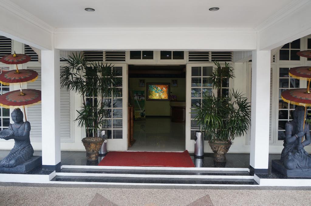 Urbanview Hotel Crown Tasikmalaya By Reddoorz Экстерьер фото
