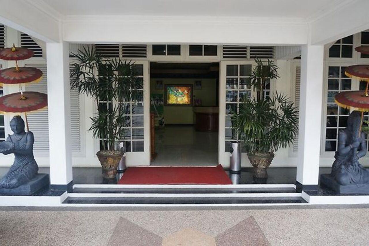 Urbanview Hotel Crown Tasikmalaya By Reddoorz Экстерьер фото