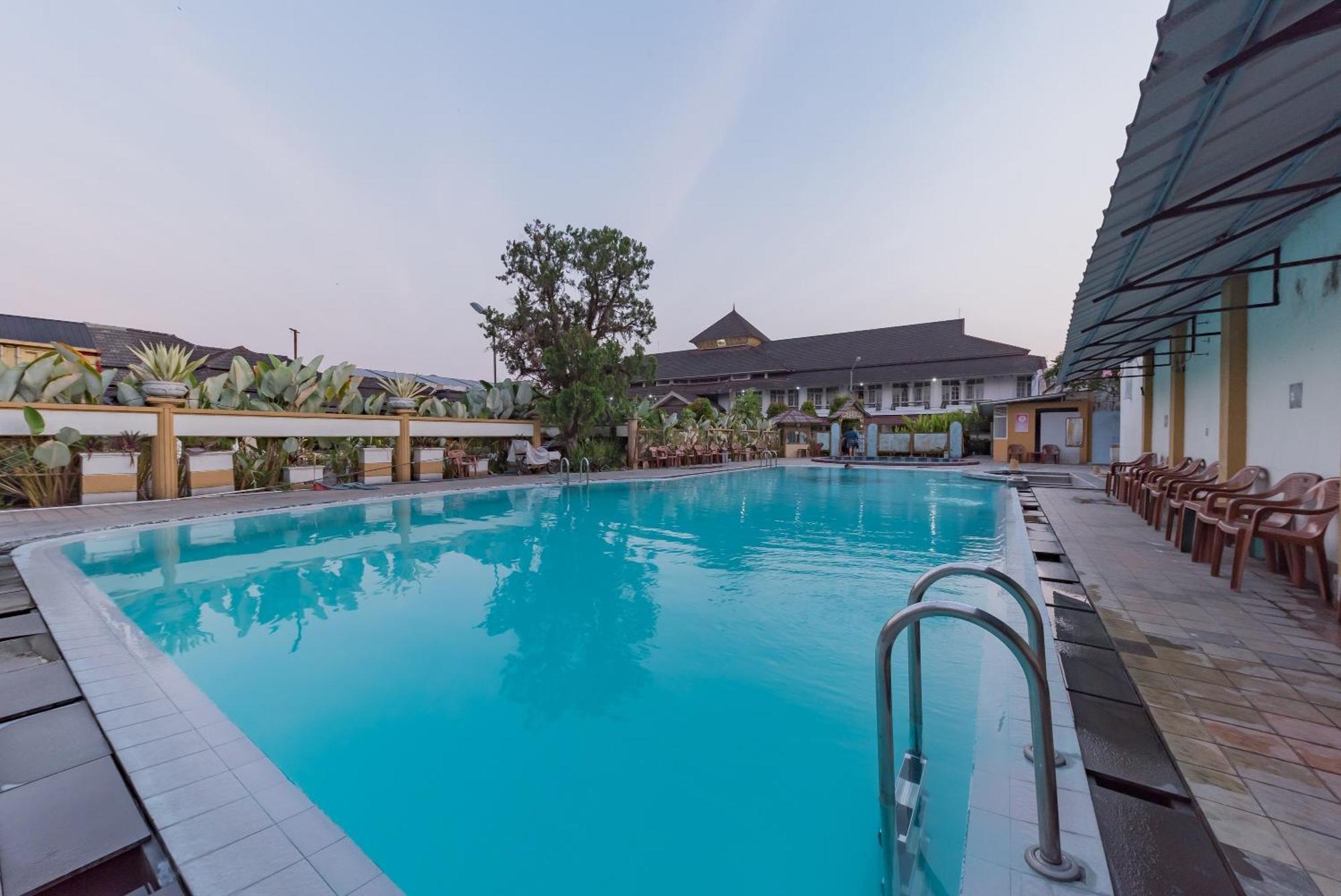 Urbanview Hotel Crown Tasikmalaya By Reddoorz Экстерьер фото