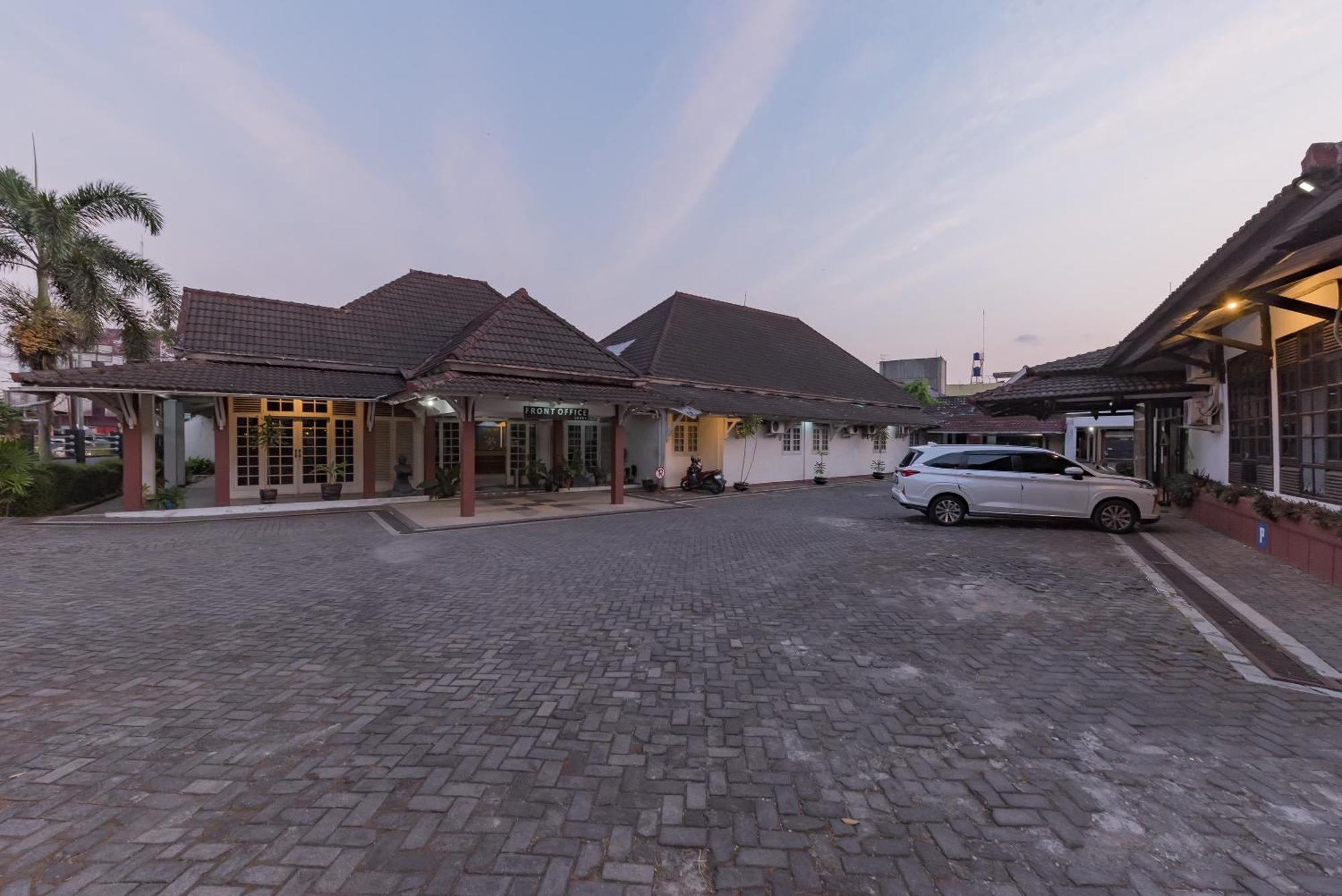 Urbanview Hotel Crown Tasikmalaya By Reddoorz Экстерьер фото