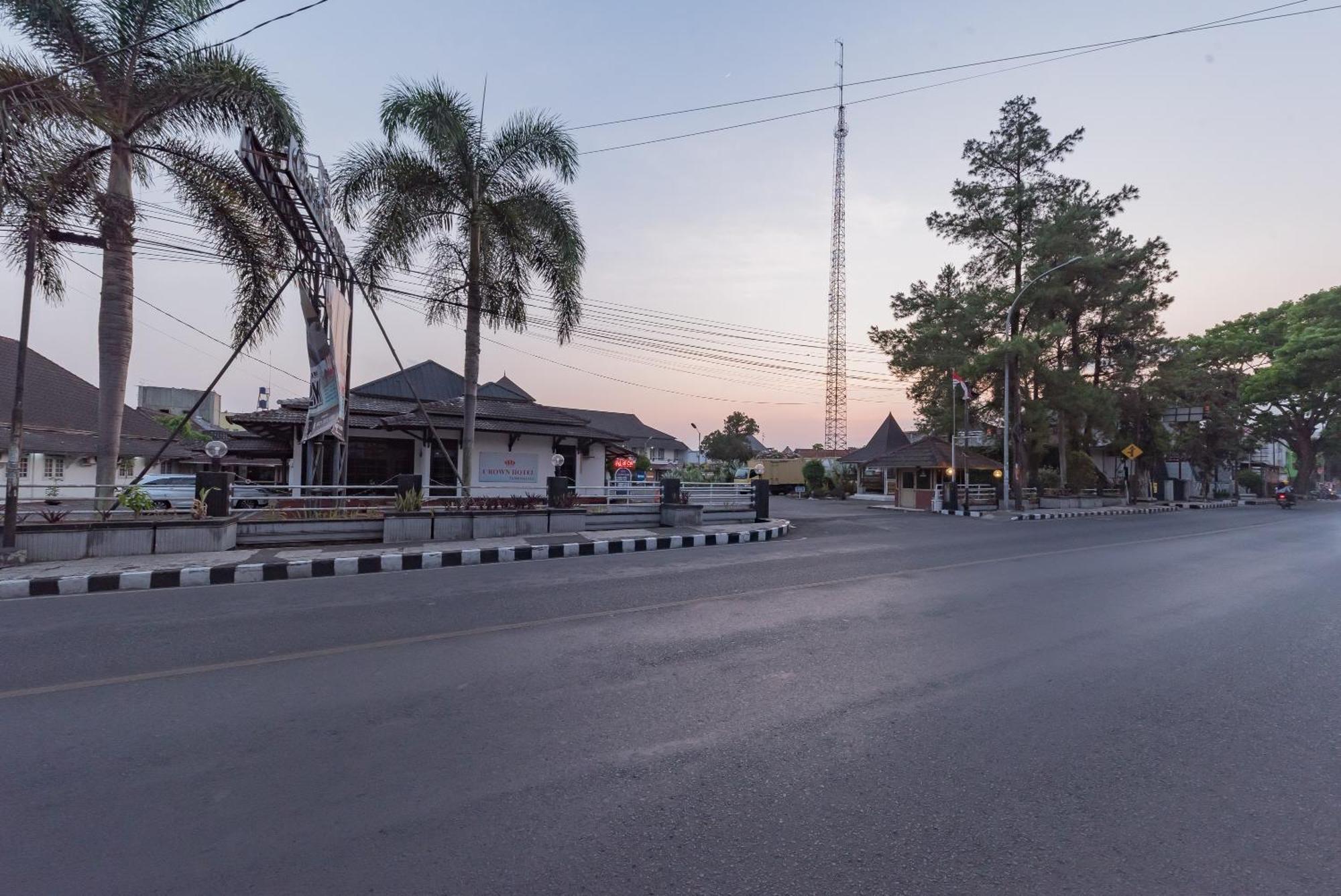 Urbanview Hotel Crown Tasikmalaya By Reddoorz Экстерьер фото