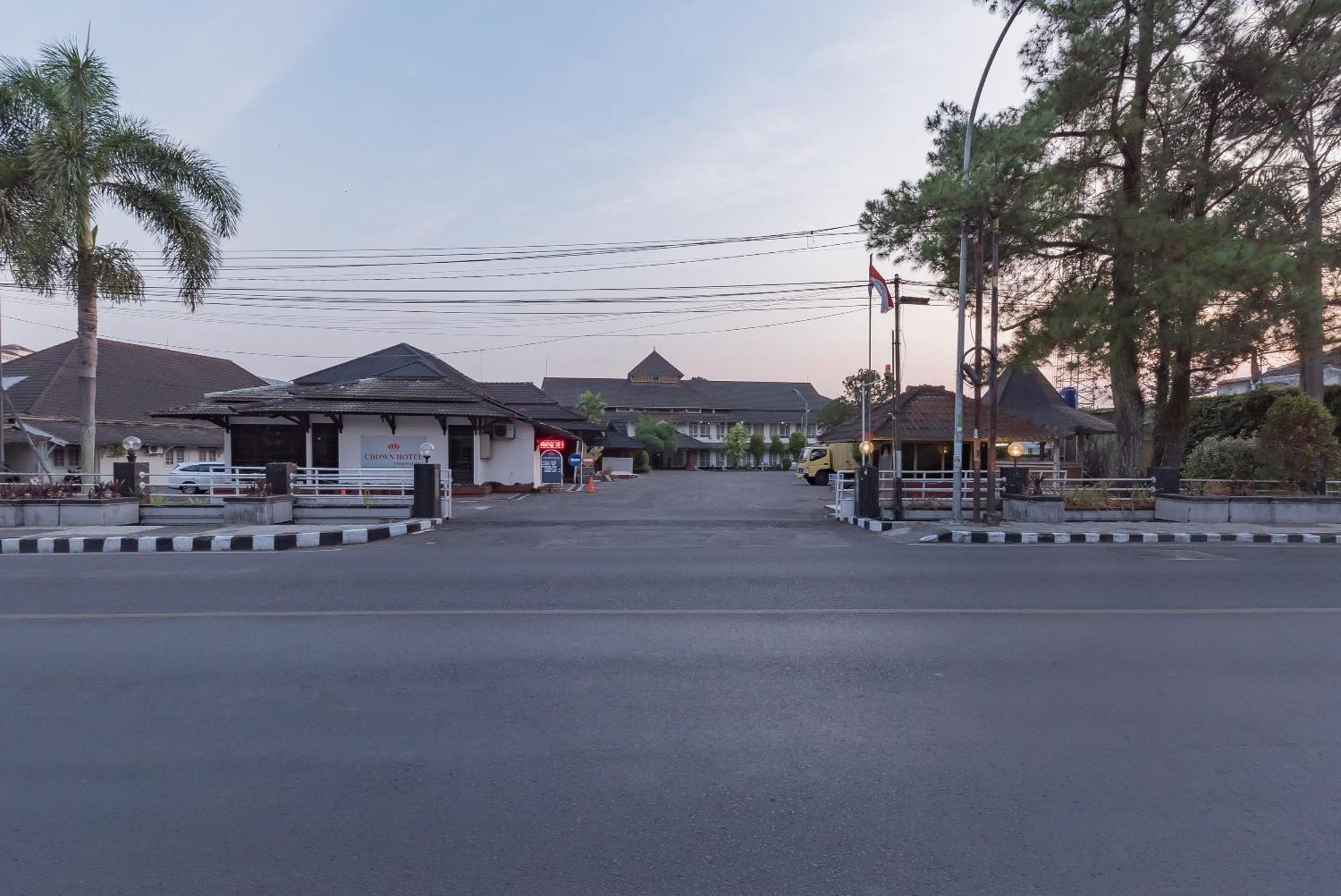 Urbanview Hotel Crown Tasikmalaya By Reddoorz Экстерьер фото
