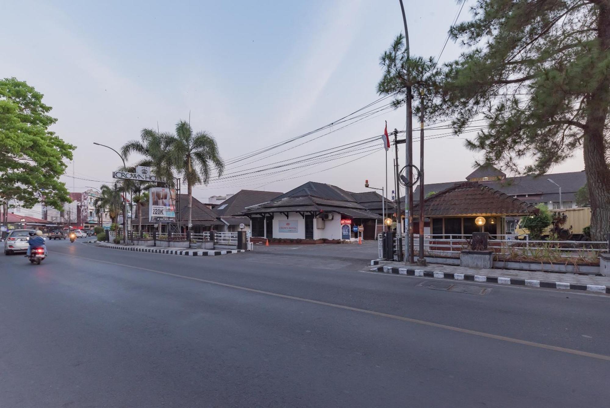 Urbanview Hotel Crown Tasikmalaya By Reddoorz Экстерьер фото
