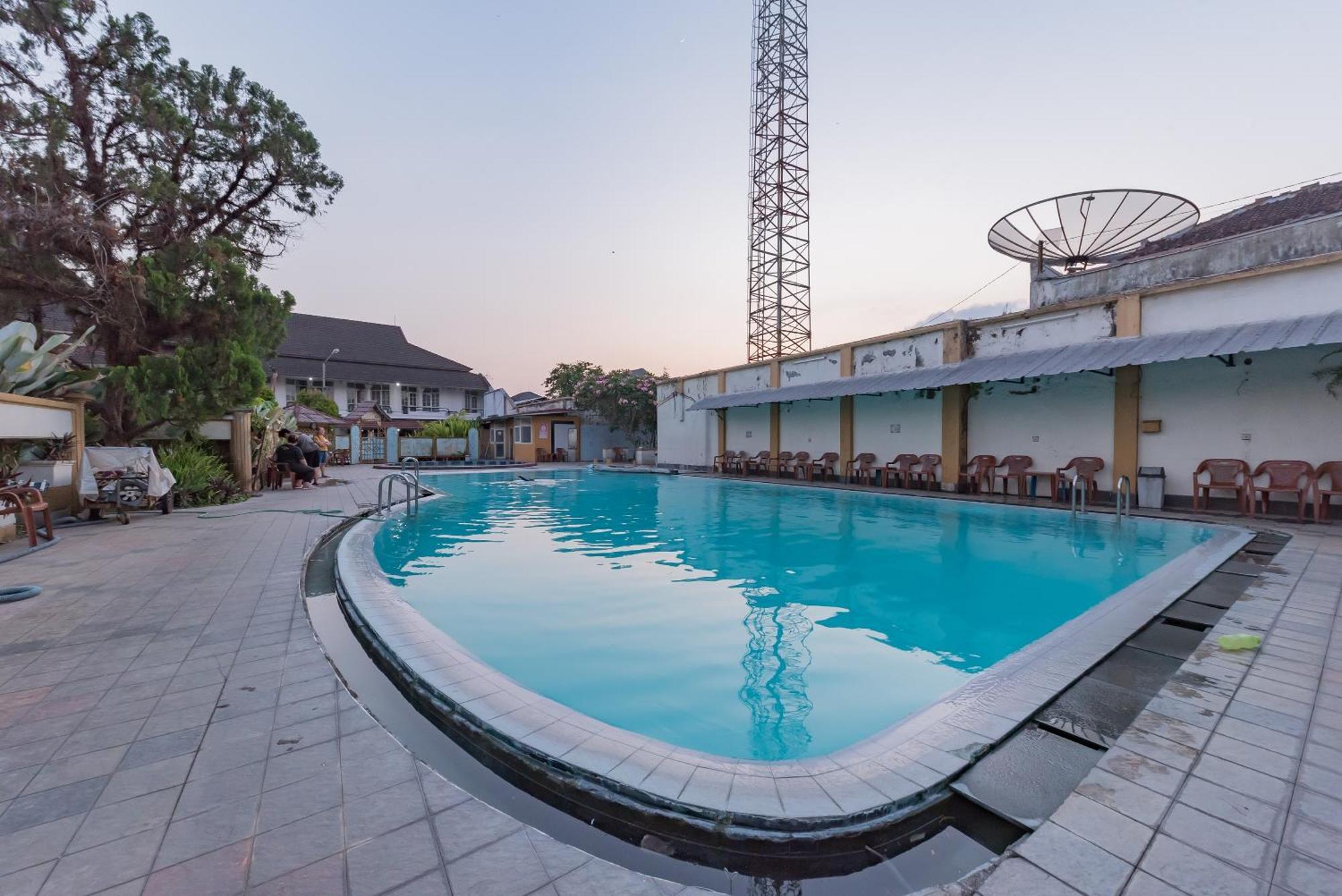 Urbanview Hotel Crown Tasikmalaya By Reddoorz Экстерьер фото
