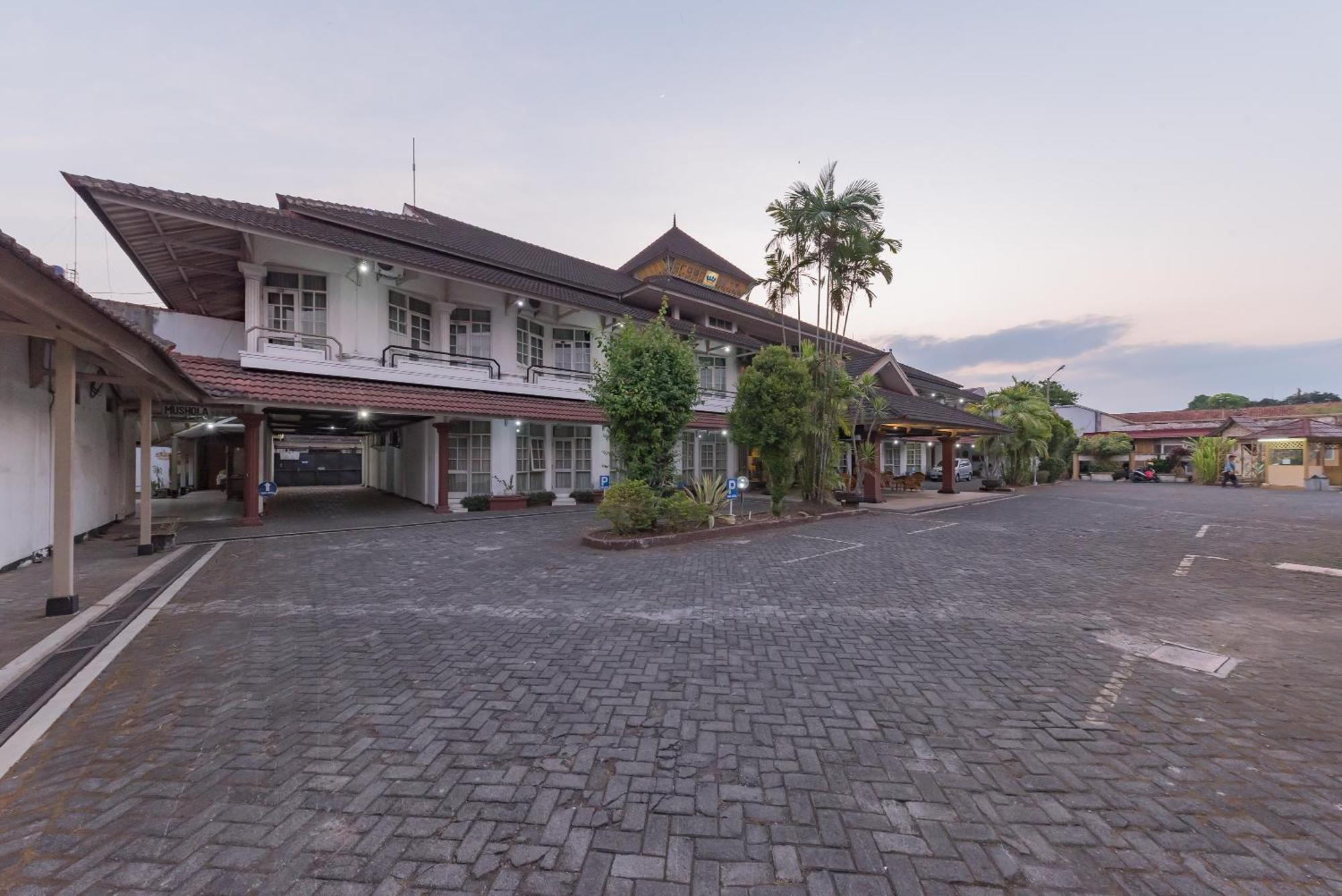 Urbanview Hotel Crown Tasikmalaya By Reddoorz Экстерьер фото