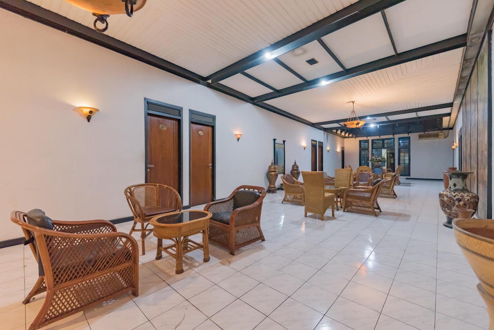 Urbanview Hotel Crown Tasikmalaya By Reddoorz Экстерьер фото